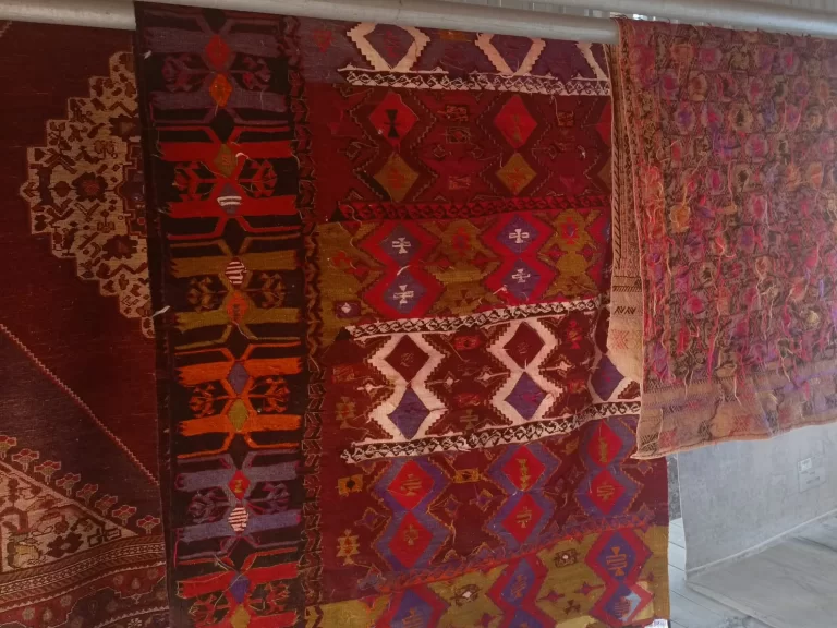 Antika ve Değerli Halılar İçin Özel Bakım Rehberi